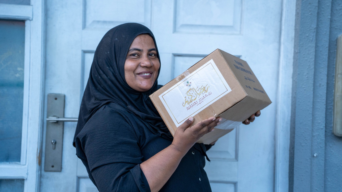 ރައީސުލްޖުމްހޫރިއްޔާ ޑރ.މުޙައްމަދު މުއިއްޒުގެ ރޯދަ ހަދިޔާގެ ގޮތުގައި ސަރުކާރުން ފޮނުއްވާފައިވާ މަސްދަޅު ކޭސްތައް، މިއަދު ގއ.ވިލިނގިލި ކައުންސިލުން ވަނީ ރައްޔިތުންނާ ހަމައަށް ފޯރުކޮށްދޭން ފަށާ