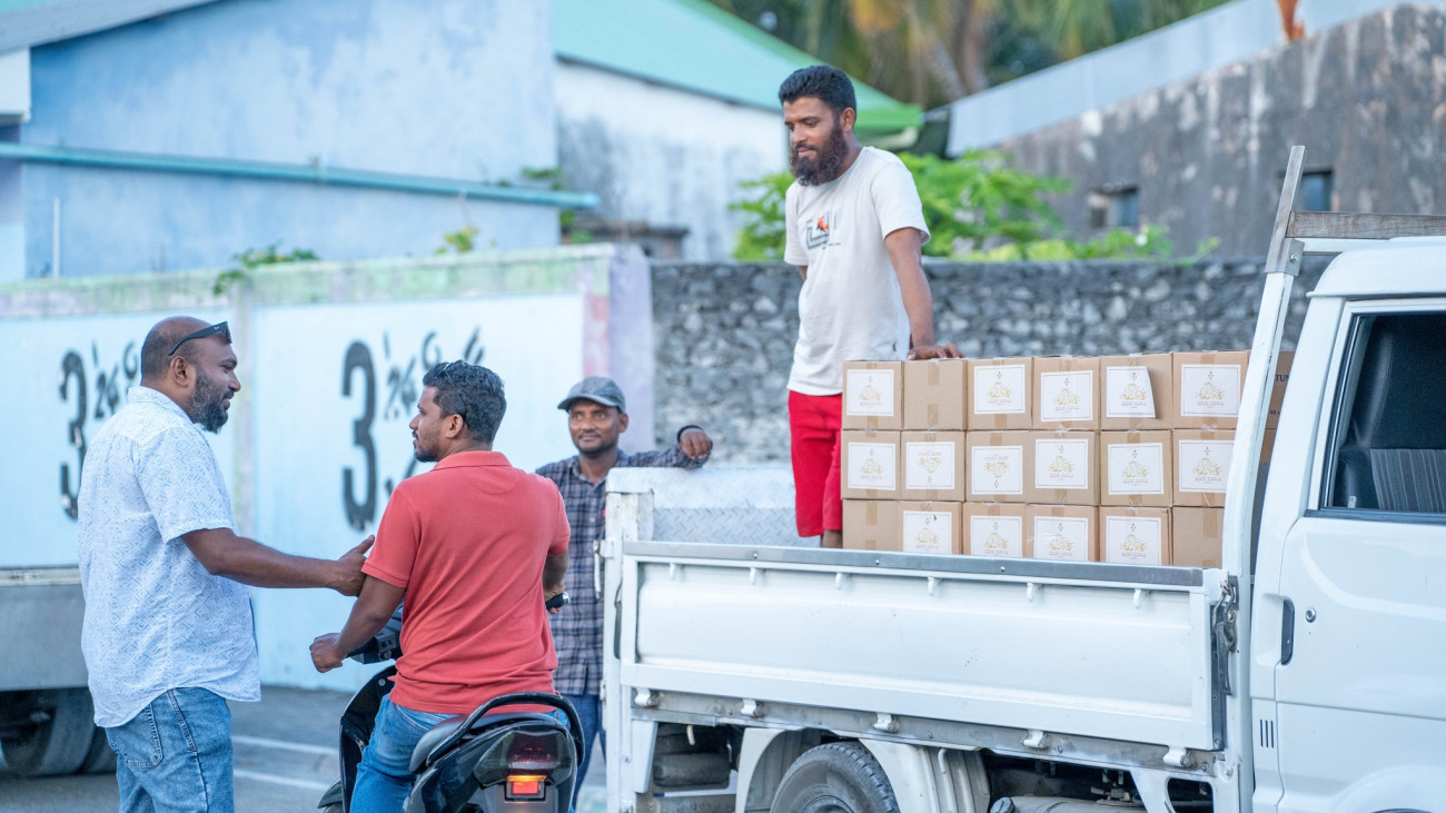 ރައީސުލްޖުމްހޫރިއްޔާ ޑރ.މުޙައްމަދު މުއިއްޒުގެ ރޯދަ ހަދިޔާގެ ގޮތުގައި ސަރުކާރުން ފޮނުއްވާފައިވާ މަސްދަޅު ކޭސްތައް، މިއަދު ގއ.ވިލިނގިލި ކައުންސިލުން ވަނީ ރައްޔިތުންނާ ހަމައަށް ފޯރުކޮށްދޭން ފަށާ