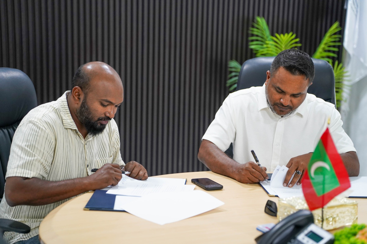 ފިއުލް ސަޕްލައި މޯލްޑިވްސް (އެފް.އެސް.އެމް) އިން ފިއުލް ޝެޑަކާއި ފިއުލް ޓާމިނަލެއް ތަރައްޤީކުރުމަށް ދޫކުރެވުނު ބިމުގެ ރަސްމީ އެއްބަސްވުމުގައި ސޮއިކުރުމުގެ ތެރެއިން.